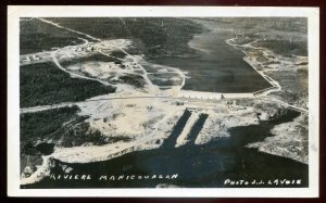 h2566 - RIVIERE MANICOUAGAN Que 1954 Aerial View. Real Photo Postcard by Lavoie