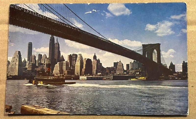 VINTAGE UNUSED  PC - BROOKLYN BRIDGE & NEW YORK CITY SKYLINE - SMALL FLAW ON TOP