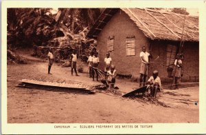 Cameroon Douala Cameroun Ecoliers Preparant Des Nattes De Toiture Postcard C270