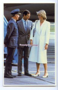 r2543 - Diana with Charles at Dyce Airport in Aberdeen, 15/08/1981 - postcard