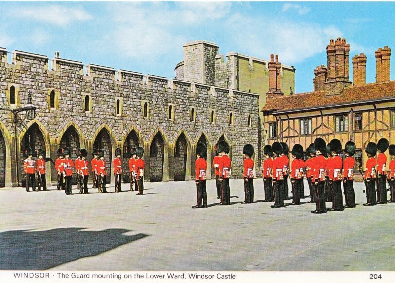 Berkshire Postcard - Windsor - The Guard Mounting On The Lower Ward   SM236