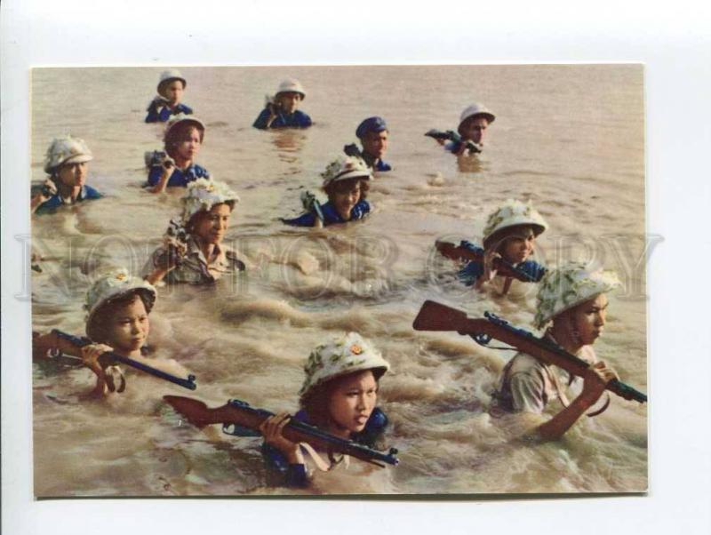 271695 VIETNAM HANOI soldier crossing river Hong old photo 