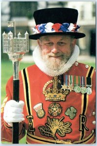 Postcard - Beefeaters at the Tower of London, England