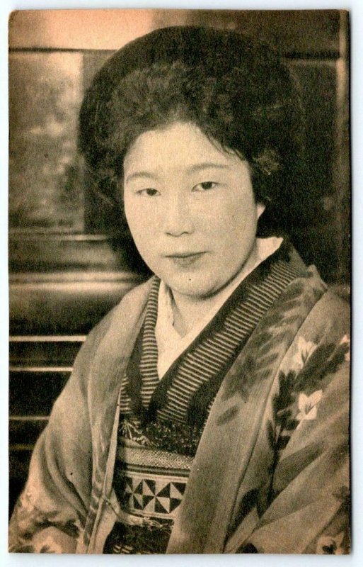 1920's JAPANESE WOMAN BLACK & WHITE PRINTED ANTIQUE POSTCARD