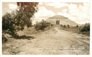RPPC: 2052. Piramid del Sol, San Juan Teotihuacán, pre-Columbian Mexico Unposted
