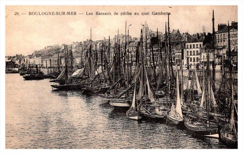 Boulogne sur Mer   les Bateaux de peche au quai Gambetta