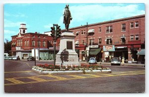 1950s ROCHESTER NEW HAMPSHIRE REV AMOS MAIN MEMORIAL STREET VIEW POSTCARD P3738