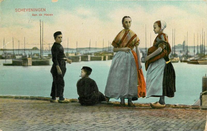 Netherlands Scheveningen - Aan de Haven, Dutch family in harbour 1909 postcard