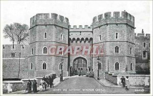 Modern Postcard Windsor Castle Henry VIII Gateway