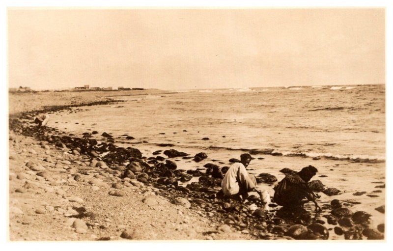 Fhillipino  people at sea shore