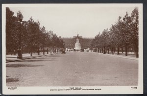 London Postcard - The Mall Showing Queen Victoria Memorial  RS11916