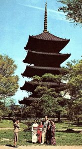 1950s KYOTO JAPAN PAGODA TOURISTS POSING AUTHINTIC ATTIRE POSTCARD P1449