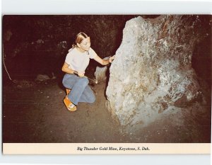 Postcard Visitor Studying Gold Ore Big Thunder Gold Mine Keystone South Dakota