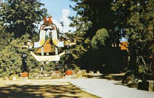 Totem Poles Wishing Well Capilano Canyon North Vancouver BC Vintage Postcard D32