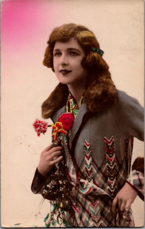 Victorian Fashion Lady Coloured Vintage RPPC 09.99