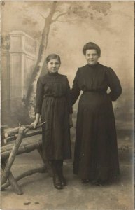 CPA carte photo CHAULNES mother and daughter (19099)