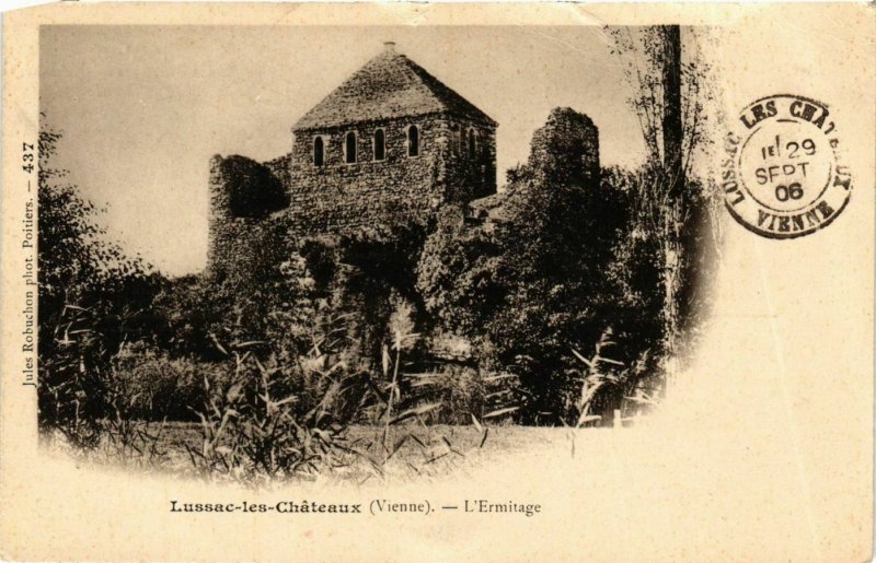 CPA VIENNE LUSSAC-les-Chateaux L'Ermitage (982899)