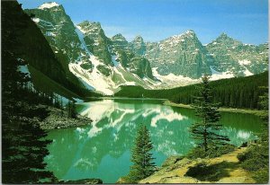 VINTAGE CONTINENTAL SIZE POSTCARD MORAINE LAKE BANFF NATIONAL PARK CANADA