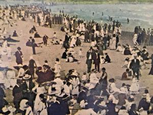 Postcard RPPC View of  a Sunday crowd at Newport Beach, RI. 1913 Y6