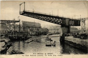 CPA Port Militaire de BREST - Le Pont National (ouvert) - La Sortie (650330)