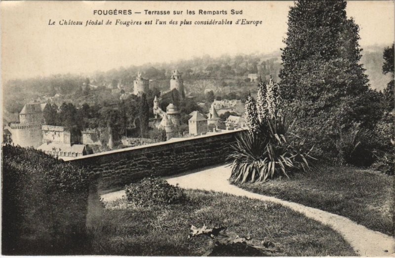 CPA Fougeres Terrasse sur les Remparts (1237505)