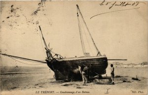 CPA Le TRÉPORT-Goudronnage d'un Bateau (348101)