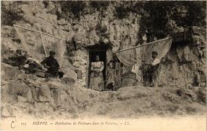 CPA DIEPPE-Habitation de Pecheurs dans la Falaise (347306)