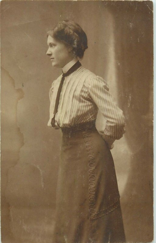 Early photo postcard anonymous people woman fashion coiffure dress mode