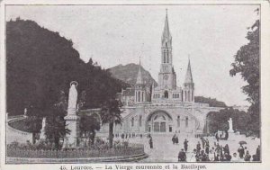 France Lourdes La Vierge couronnee et la Basilique