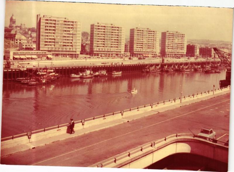 CPA BOULOGNE-sur-MER - Le Quai Gambetta vu de la Gare Maritime (268510)