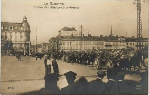 CPA La Guerre Entrée des Allemands a AMIENS (121181)