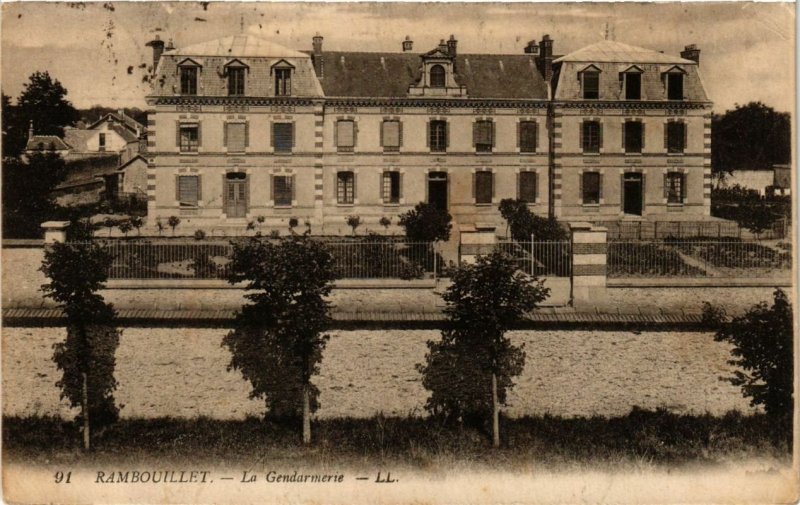 CPA RAMBOUILLET - La Gendarmerie (246529)