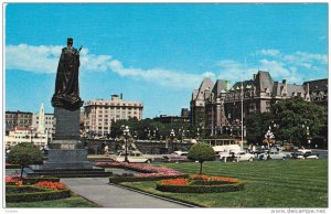 Empress Hotel, Statue Queen Victoria, Lawn of Parliament Buildings, VICTORIA,...