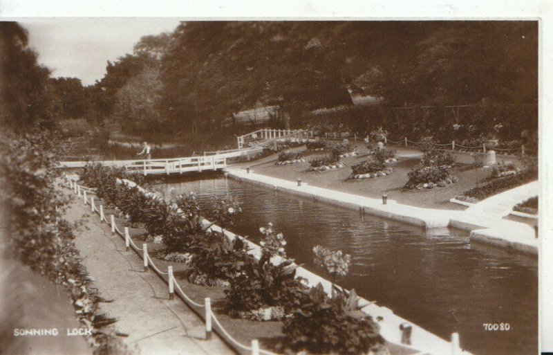 Berkshire Postcard - Sonning Lock - Real Photograph - Ref 9841A