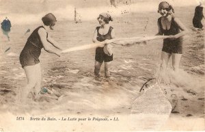 Lady bathers. Sortie du Bain. La Lutte pour le Peignopir  mOld vintage French