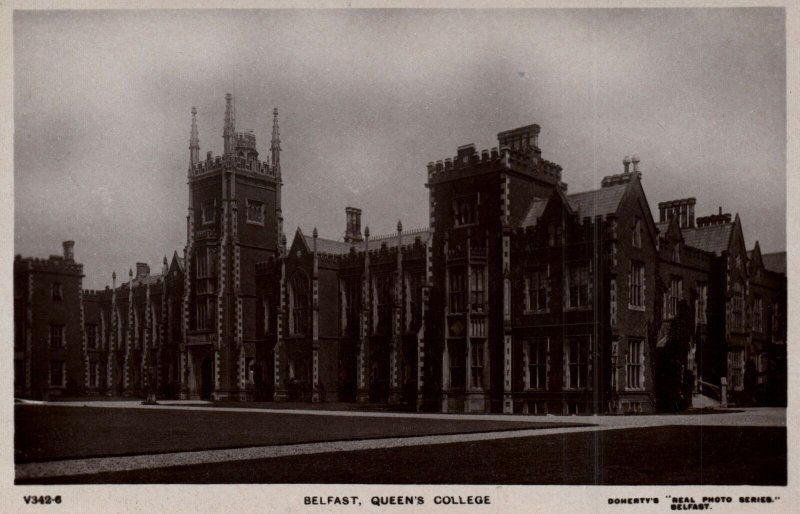 VINTAGE POSTCARD QUEENS COLLEGE AT BELFAST NORTHERN IRELAND REAL PHOTO c. 1900