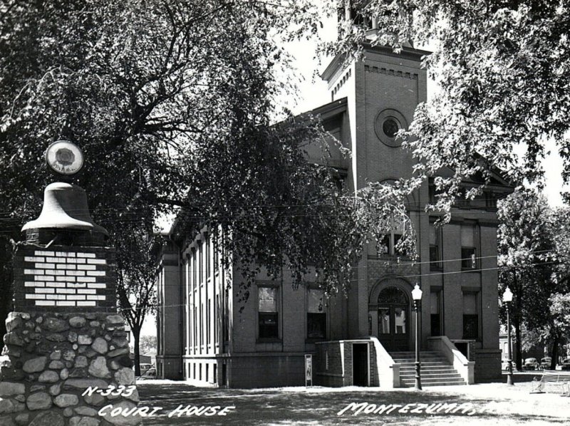 1930s MONTEZUMA IOWA COURT HOUSE TOWN SQUARE PHOTO RPPC POSTCARD P874