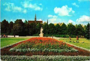 VINTAGE CONTINENTAL SIZE POSTCARD MONUMENT TO PEOPLE'S POET RAINIS RIGA LATVIA