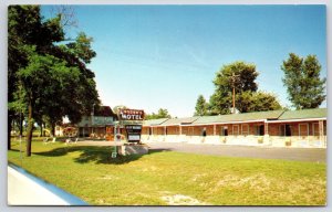 Rosier's Motel Benzonia Michigan Grounds Front Lawn Modern Units Rooms Postcard