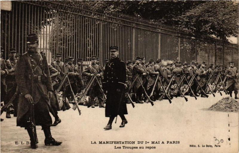 CPA PARIS Manifestation du 1er Mai. Les Troupes au repos (700266)