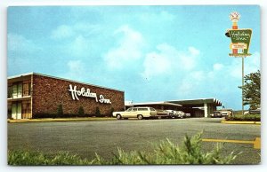 1970s EAST PEORIA ILLINOIS  HOLIDAY INN  VINTAGE AUTOS FORD LTD WAGON  P2377