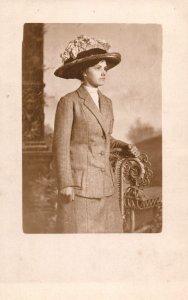 VINTAGE POSTCARD ELEGANTLY DRESSED WOMAN DETAILED HAT REAL PHOTO CARD (RPPC)