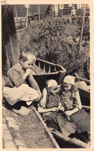 B94289 moot nederland real photo children   types folklore costumes netherlands