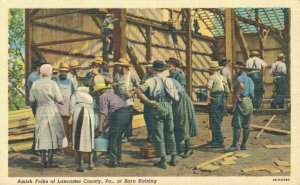USA Amish Folks of Lancaster County Pennsylvania at Barn Linen Postcard 07.55