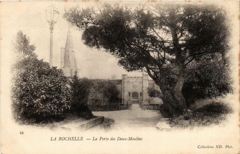 CPA La ROCHELLE La Porte des Deux MOULINS (666761)