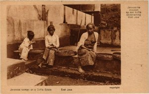 CPA AK East JAVA Javanese women on a Coffie Estate. INDONESIA (169569)