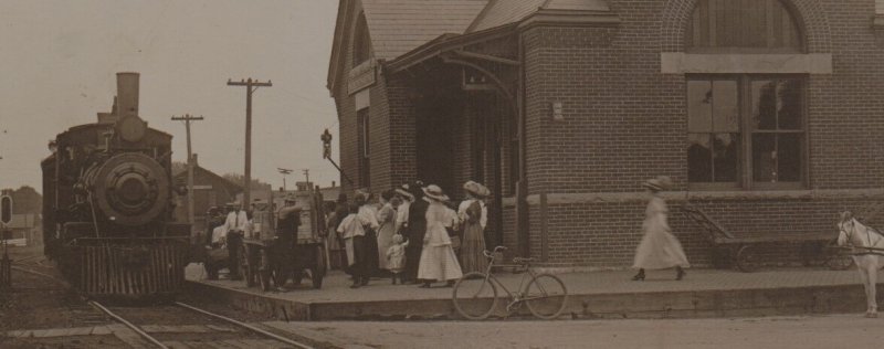 Independence IOWA RPPC c1910 DEPOT TRAIN Station C.R.I. & P.  R.R. nr Oelwein IA