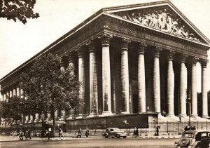 VINTAGE CONTINENTAL SIZE POSTCARD LA MADELAINE PARIS STREET SCENE c. LATE 1940s