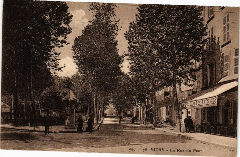 CPA VICHY - La Rue du Pont (225164)