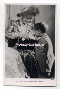 r1556 - Queen Elizabeth ( Bowes-Lyon ) with Grandson Prince Charles - postcard